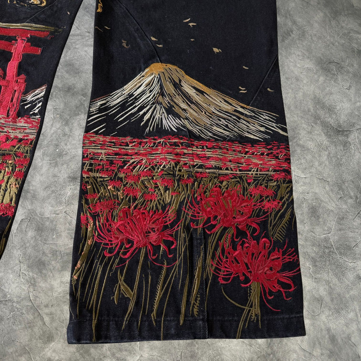 Vescartes Mount Fuji Embroidered Jeans Black