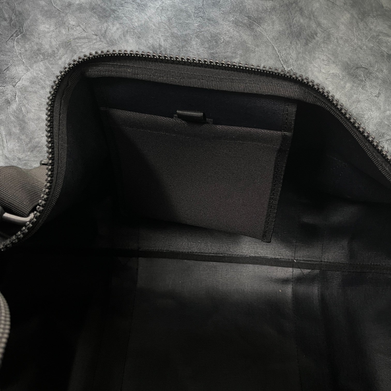 Corteiz Alcatraz Duffle Black